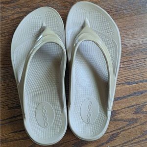 Oofos sandals size 9